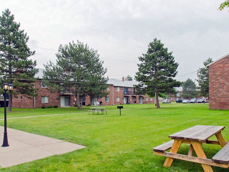 picnic area at Warren Club Apartments