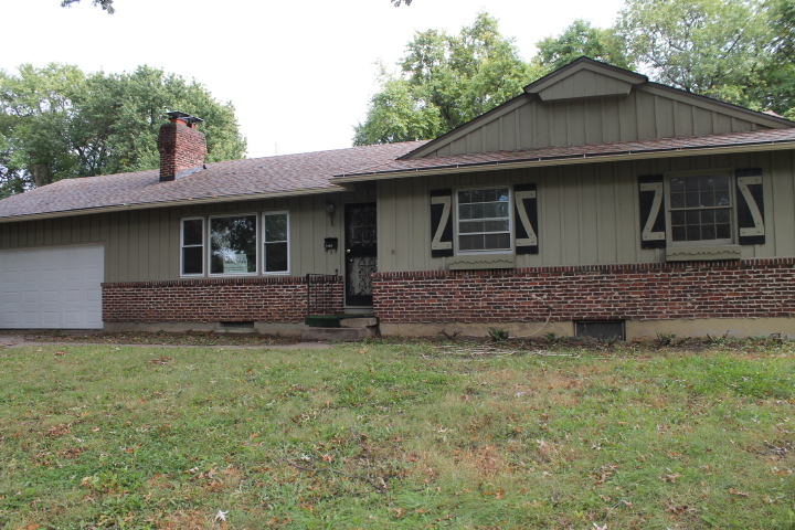 the front of the house before the remodel