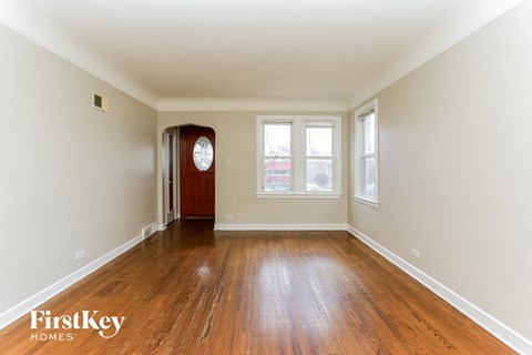 8106 S Maplewood Av 3 Beds Apartment for Rent