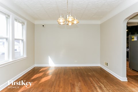 8106 S Maplewood Av 3 Beds Apartment for Rent