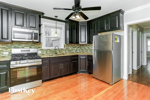 8106 S Maplewood Av 3 Beds Apartment for Rent