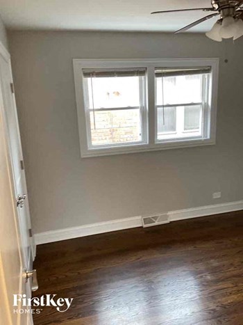 8229 S Sacramento Ave 3 Beds House for Rent - Photo Gallery 6