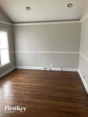8229 S Sacramento Ave 3 Beds House for Rent - Photo Gallery 2