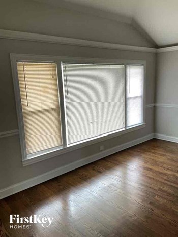 8229 S Sacramento Ave 3 Beds House for Rent - Photo Gallery 3