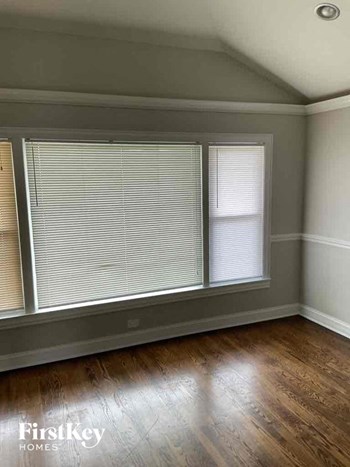 8229 S Sacramento Ave 3 Beds House for Rent - Photo Gallery 4
