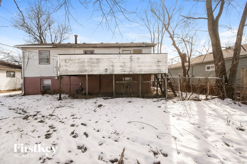 A house with a snowy front yard.
