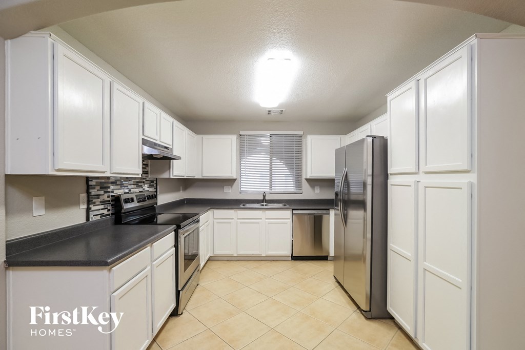 8338 W Hughes Dr 3 Beds House for Rent - Photo Gallery 5