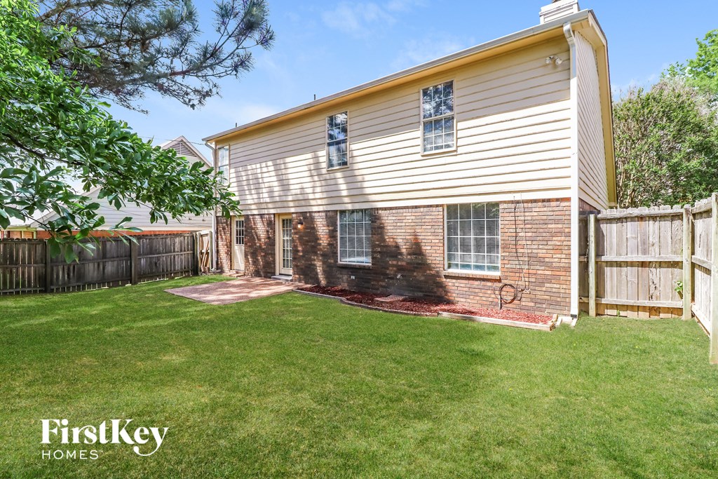 a backyard with a white house and a fisheye lens