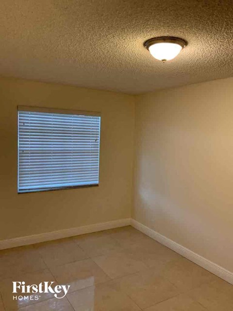 8410 Nw 27 Pl 3 Beds House for Rent - Photo Gallery 9