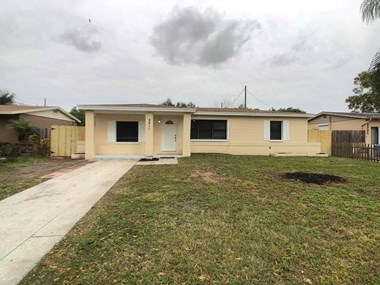 8411 53Rd Way N 3 Beds Apartment for Rent