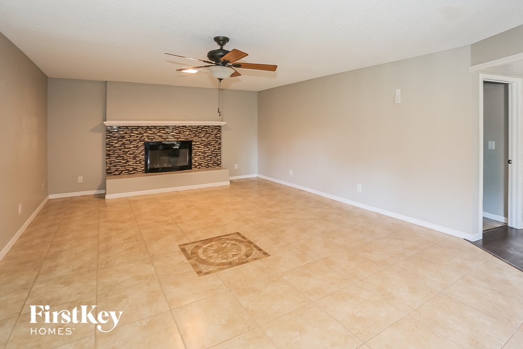 8427 N 47th Dr 4 Beds House for Rent - Photo Gallery 2