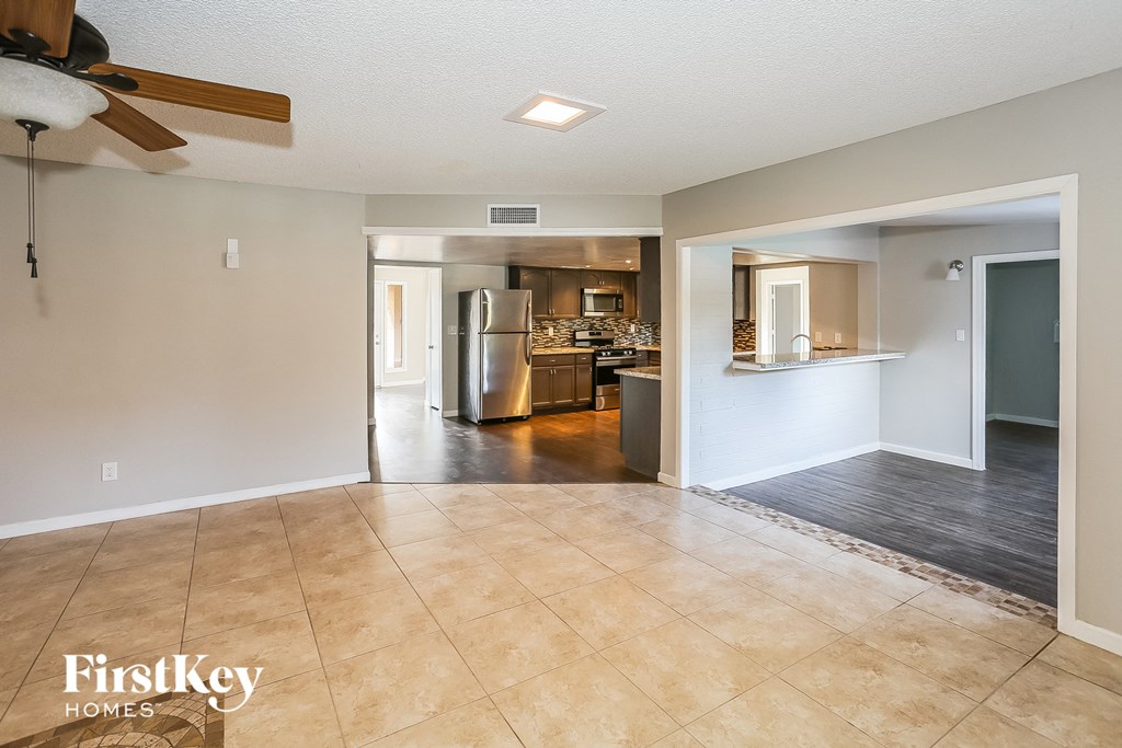 8427 N 47th Dr 4 Beds House for Rent - Photo Gallery 3