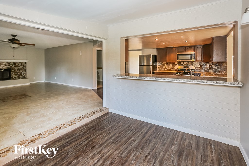 8427 N 47th Dr 4 Beds House for Rent - Photo Gallery 4