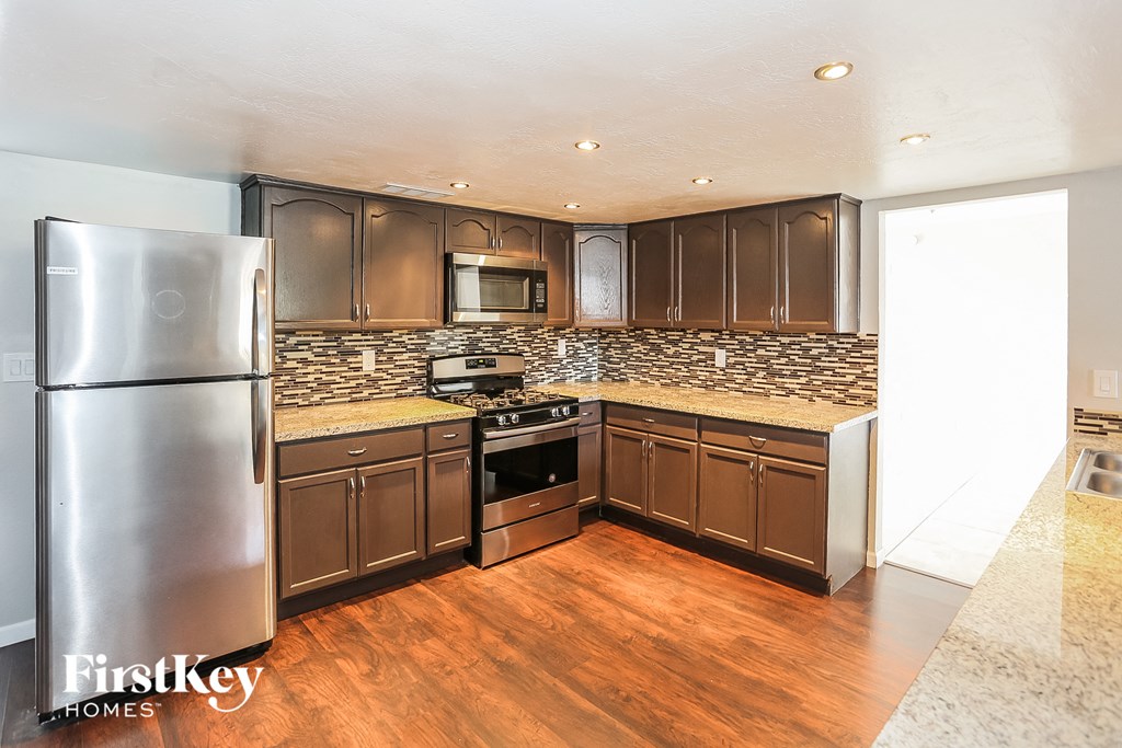 8427 N 47th Dr 4 Beds House for Rent - Photo Gallery 5