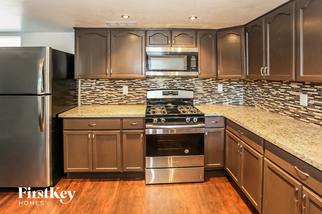 8427 N 47th Dr 4 Beds House for Rent - Photo Gallery 6