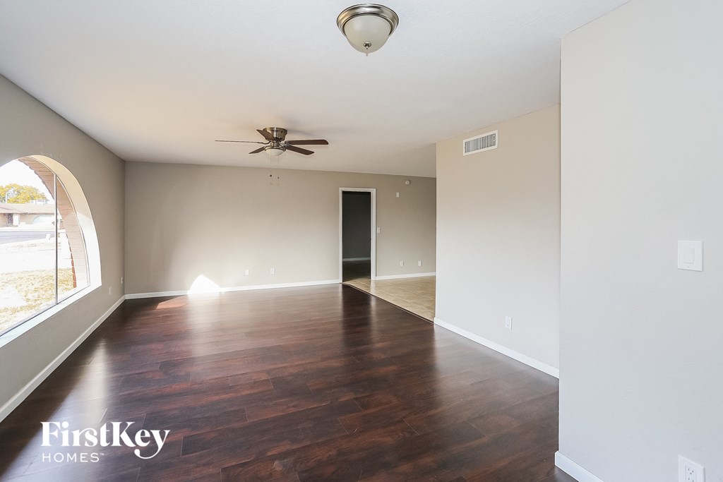 8427 N 47th Dr 4 Beds House for Rent - Photo Gallery 7