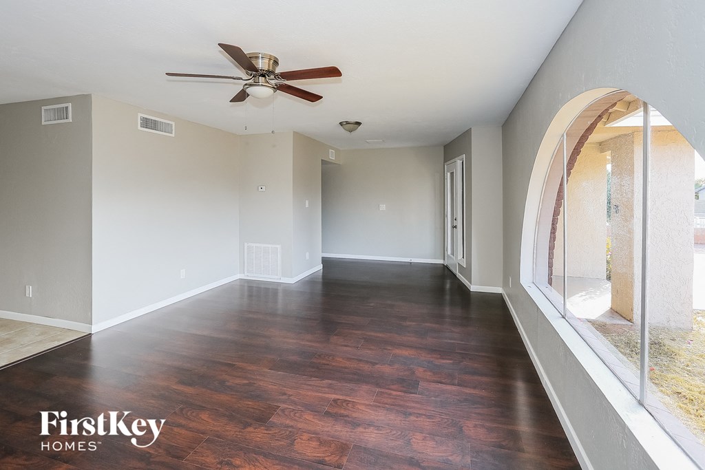 8427 N 47th Dr 4 Beds House for Rent - Photo Gallery 8