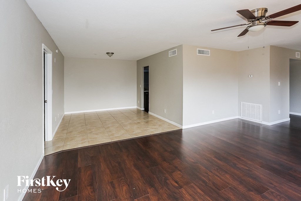 8427 N 47th Dr 4 Beds House for Rent - Photo Gallery 9