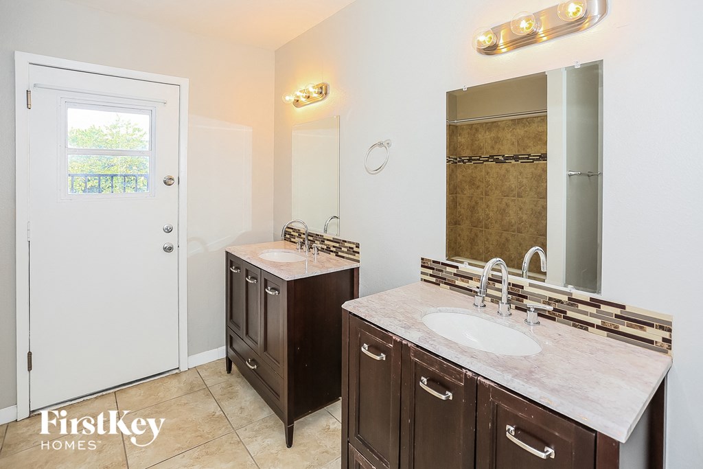 8427 N 47th Dr 4 Beds House for Rent - Photo Gallery 10