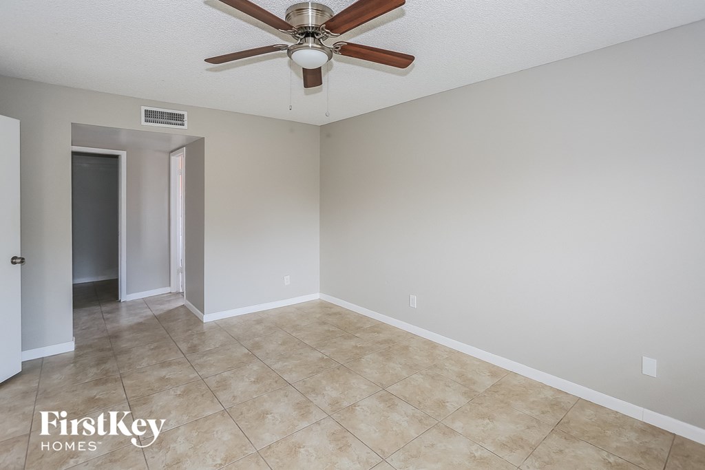 8427 N 47th Dr 4 Beds House for Rent - Photo Gallery 13