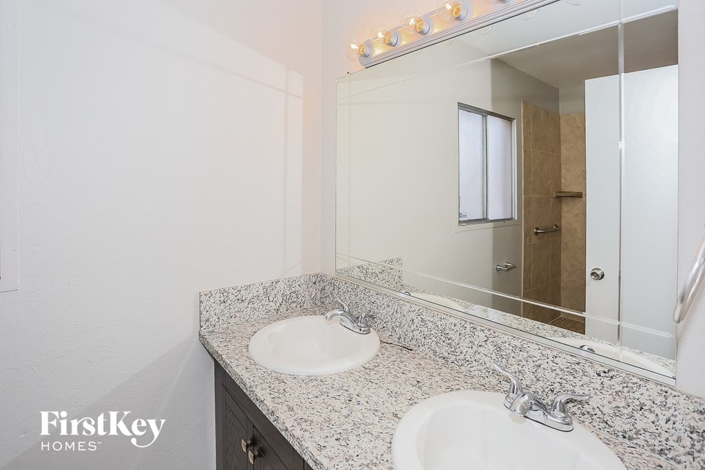 8427 N 47th Dr 4 Beds House for Rent - Photo Gallery 14