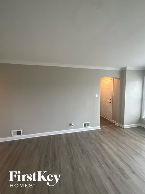 8912 South Sacramento Avenue 3 Beds Apartment for Rent
