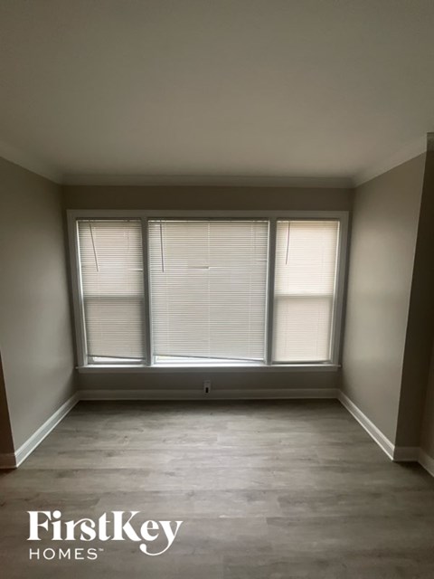 8912 South Sacramento Avenue 3 Beds Apartment for Rent