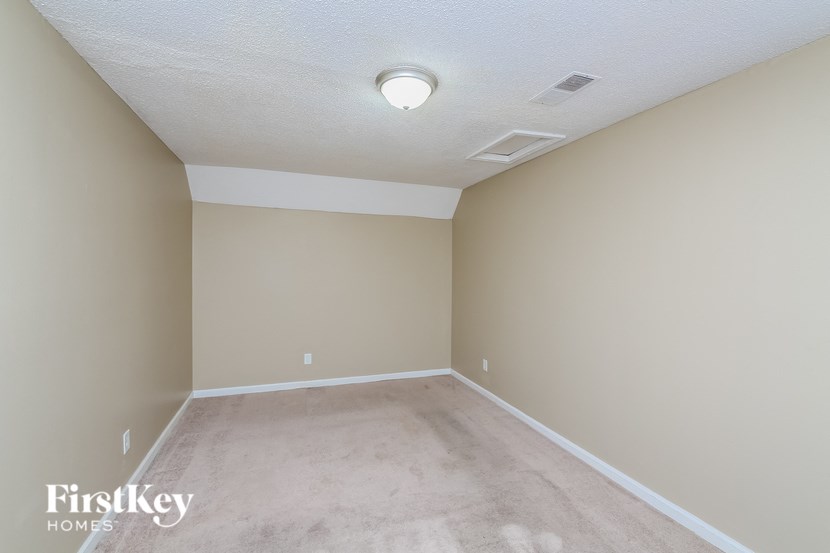 a empty room with beige and white walls and a white ceiling