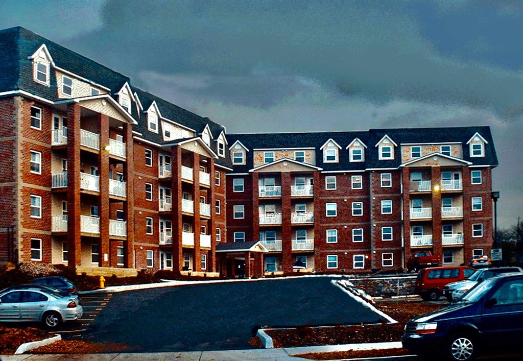 a large building with cars parked in front of it