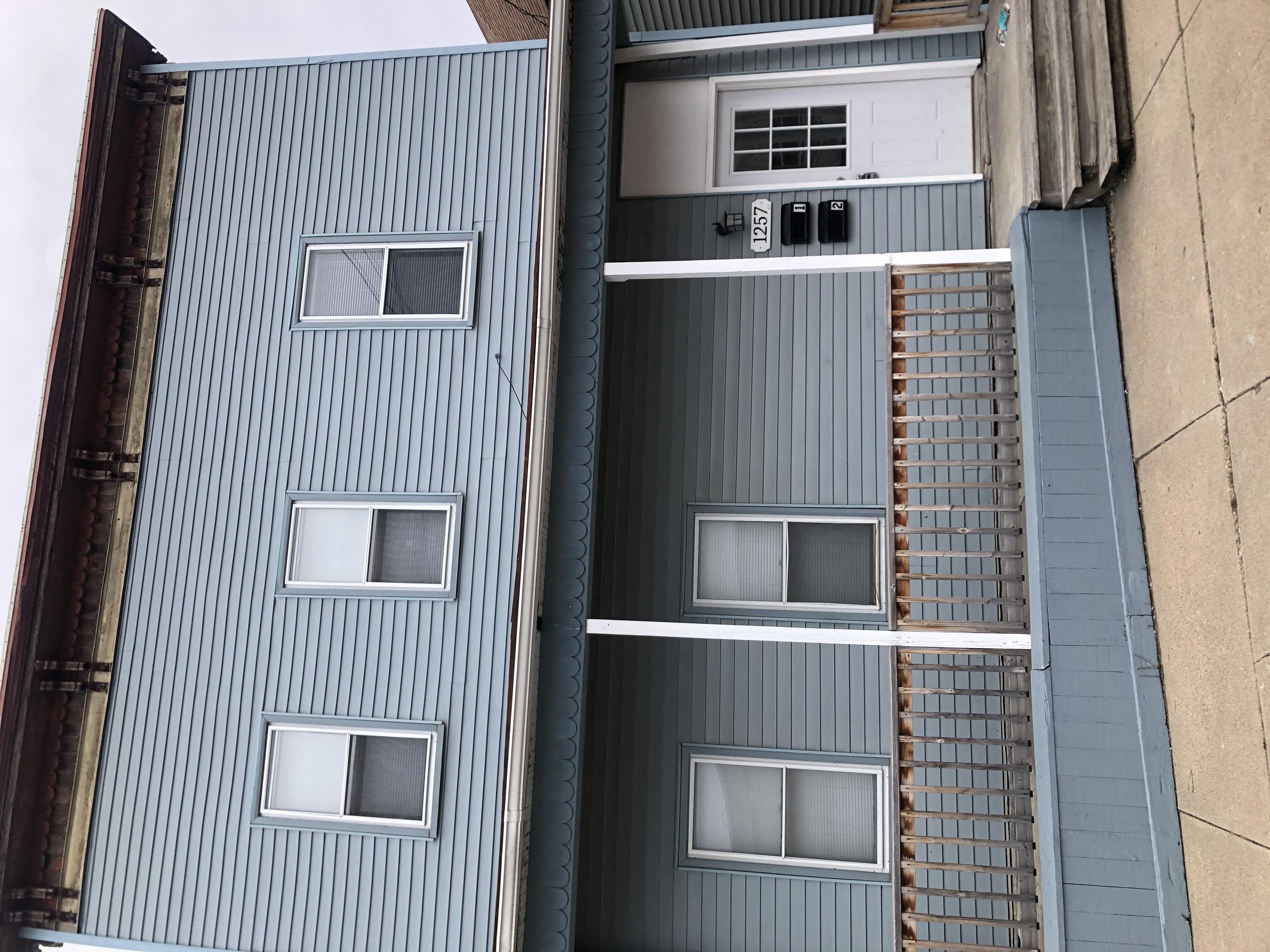 the top of a blue building with windows