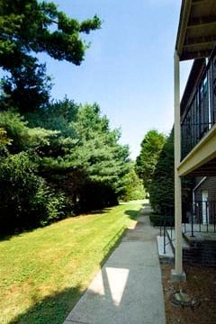 a sidewalk in front of a building