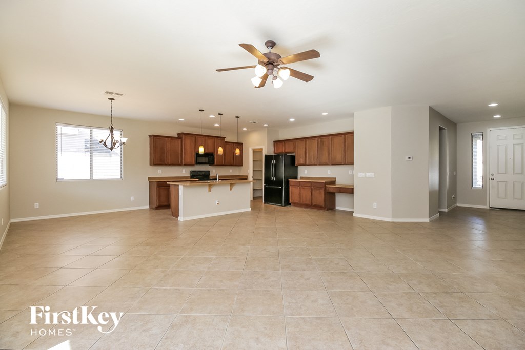 an open kitchen and living room with a ceiling fan