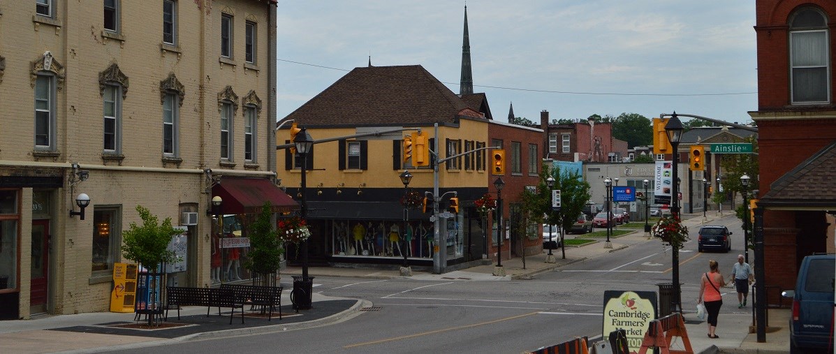 a city street with a yellow building and a traffic light
