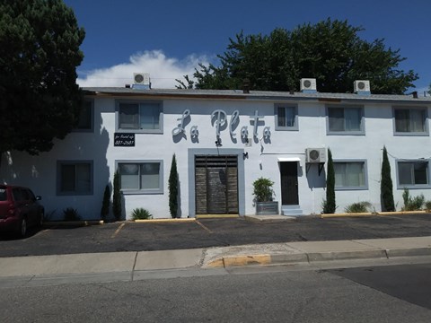 A white building with the word "Plata" written on it.