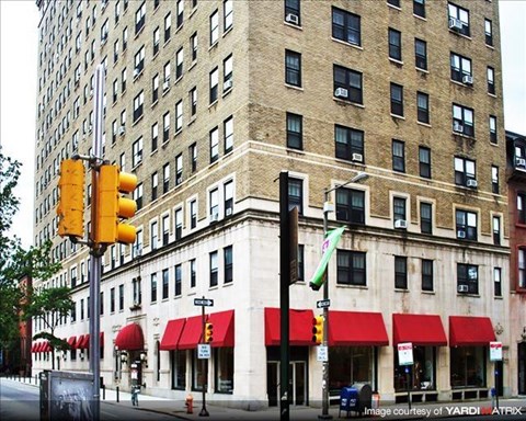a traffic light in front of a tall building