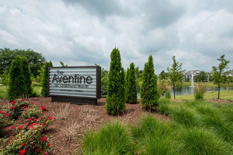 the welcome sign to the avenue apartments in grand rapids mi