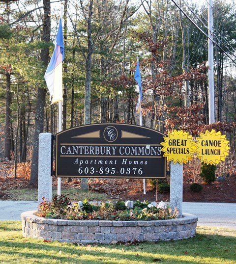 a sign for the commons apartment homes