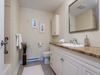 Excelsior Apartments bathroom in Montreal, QC - Photo Gallery 9