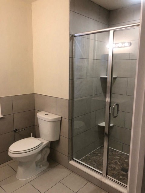 a bathroom with a toilet and a shower