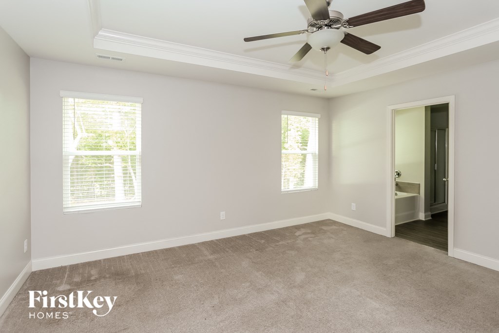 a empty room with a ceiling fan and a closet