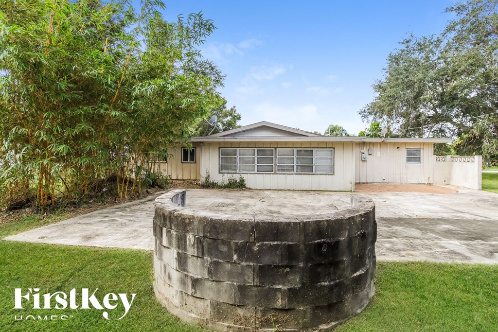 a round concrete pit in front of a house