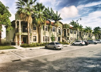 677 NE 35 Ave 2-3 Beds Apartment for Rent - Photo Gallery 5