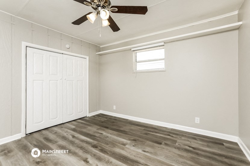 the bedroom has a closet and a ceiling fan