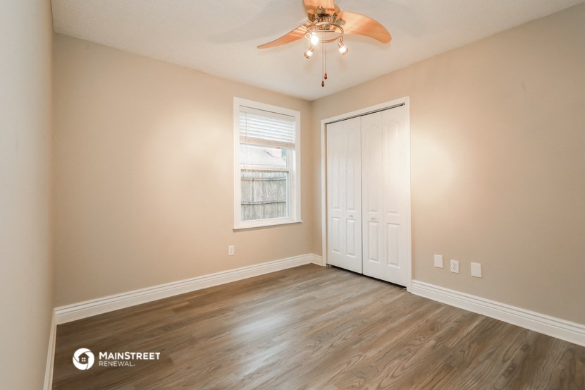 the ceilings in this room are painted beige and have a ceiling fan