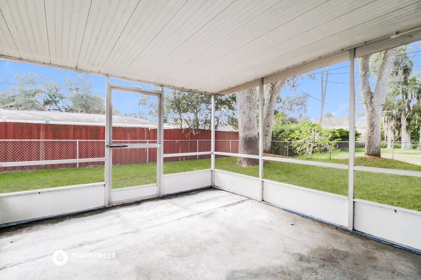 the screened in porch has a view of the yard