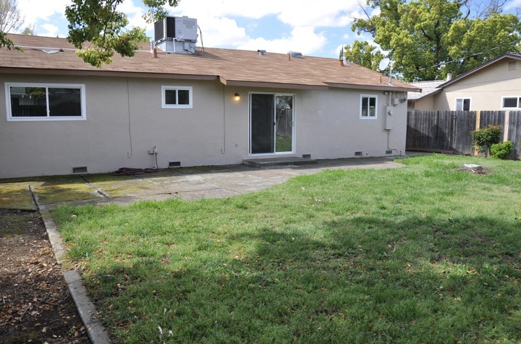 a view of the back of a house from the yard