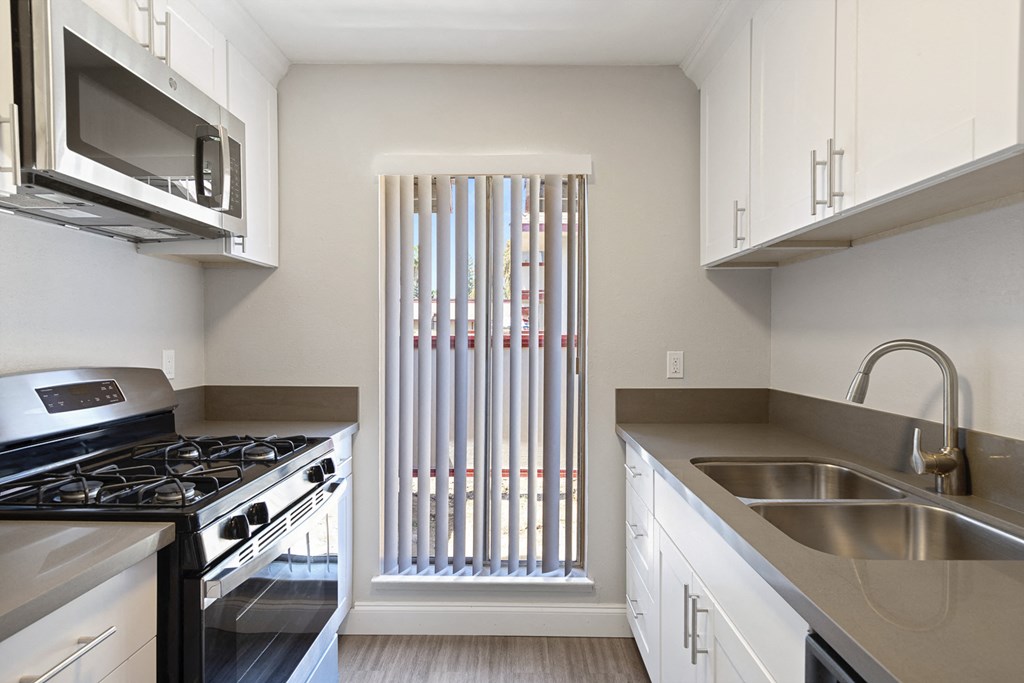 the preserve at ballantyne commons apartment kitchen and window