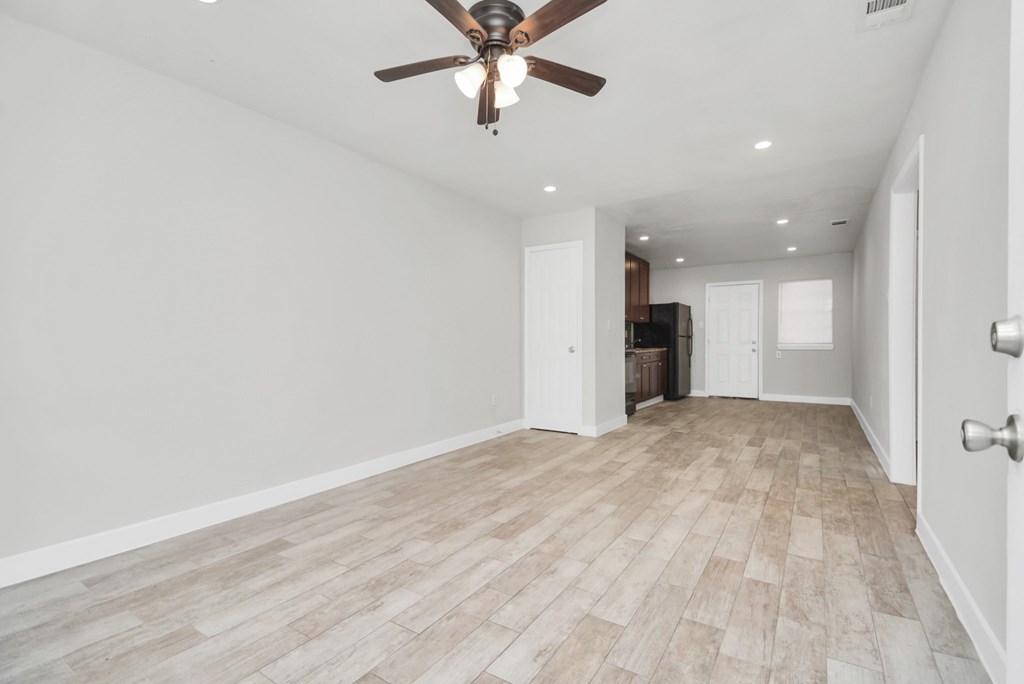 A room with a ceiling fan and lighting fixtures.