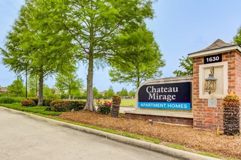 the entrance to chateau mirage apartment homes with a sign