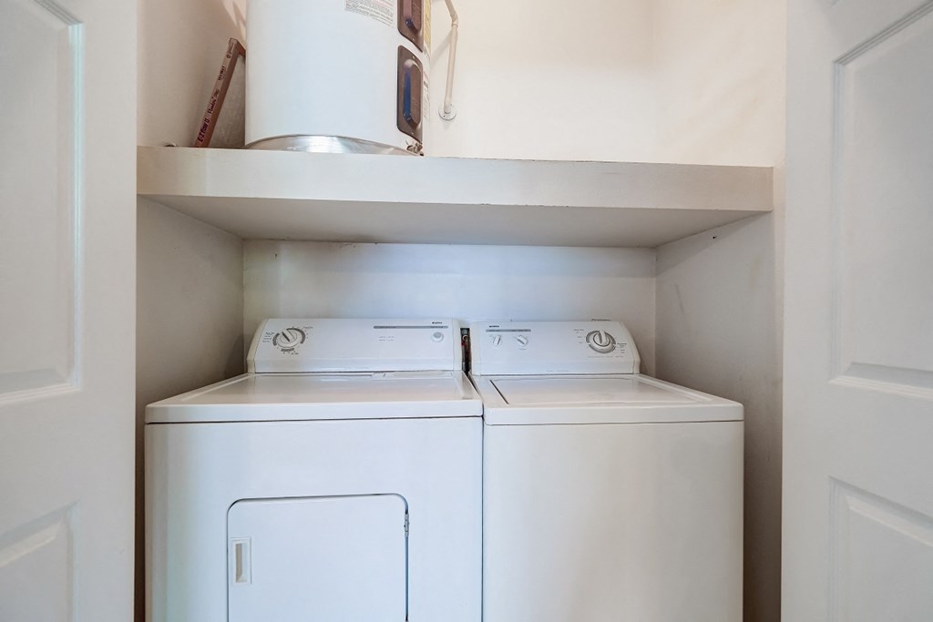 the laundry room is equipped with a washer and dryer